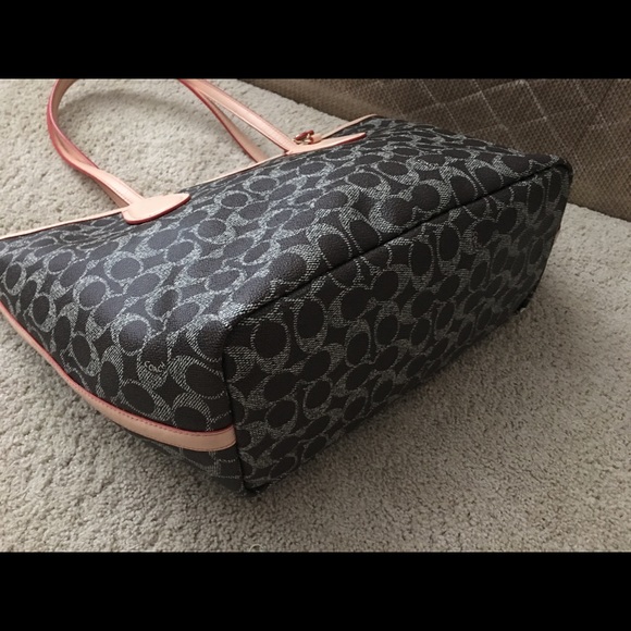 ❌❌sold❌❌Coach Taxi Zip tote - Picture 4 of 8